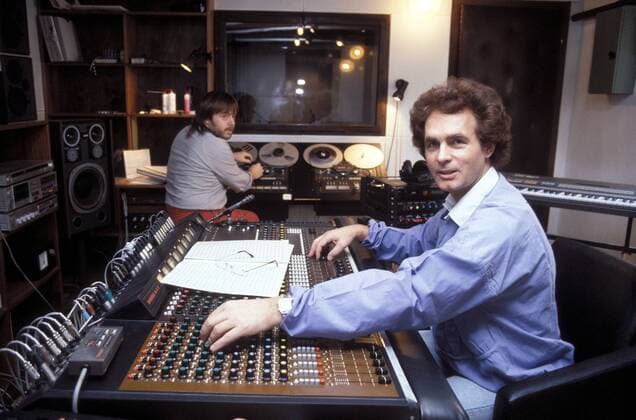 Sänger Michael Hansen (re., GER) in seinem Tonstudio