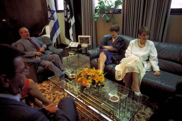 Bundestagspräsidentin Rita Süssmuth (Mitte GER CDU) und Volkskammerpräsidentin Sabine Bergmann-Pohl (GDR rechts) im Gespräch mit dem israelischen Staatspräsidenten Chaim Herzog (ISR Maarach) bei einem Staatsbesuch anlässlich der geplanten Deutsch-Deutschen Wiedervereinigung