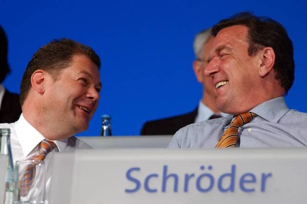 Plausch unter Freunden - Bundeskanzler Gerhard Schröder (re.) im Gespräch mit SPD-Generalsekretär Olaf Scholz (beide GER SPD) während der SPD Regionalkonferenz Ost zur Agenda 2010