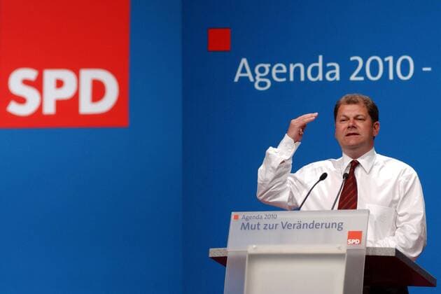 Generalsekretär Olaf Scholz (SPD) anlässlich des außerordentlichen SPD-Bundesparteitages zur -Agenda 2010- in Berlin