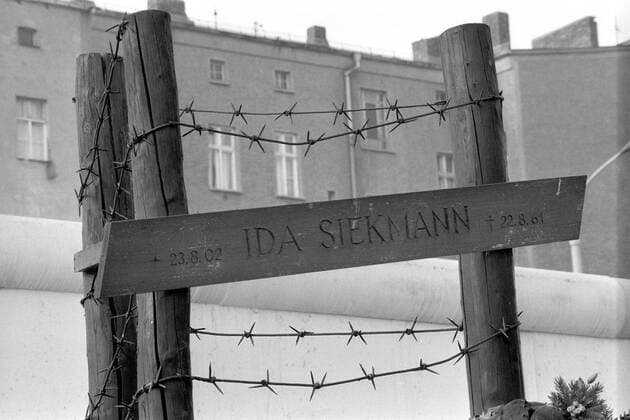 Gedenkstätte für Ida Siekmann, die im August 1961 bei einem Sprung aus ihrem Fenster in der Bernauer Straße um Leben kam - Berliner Mauer