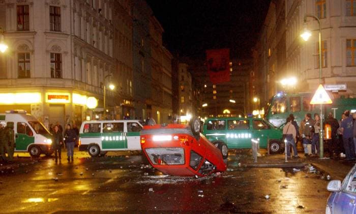 1.Mai-Krawalle in Berlin-Kreuzberg - Straßenblockade der Polizei in der Adalbertstraße