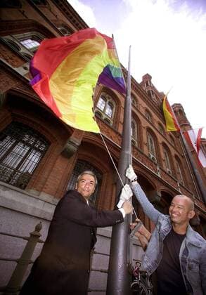 Klaus Wowereit (li. GER SPD Regierender Bürgermeister von Berlin) hisst gemeinsam mit Alexander Zinn (GER Landessprecher des LSVD Berlin) die Regenbogenfahne vor dem Roten Rathaus