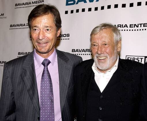 Dr. Dieter Frank (li., GER Geschäftsführer Bavaria Film GmbH) mit Schauspieler Dietmar Schönherr (AUT) anlässlich eines Empfangs der Bavaria Film GmbH in München (Lenbachhaus)