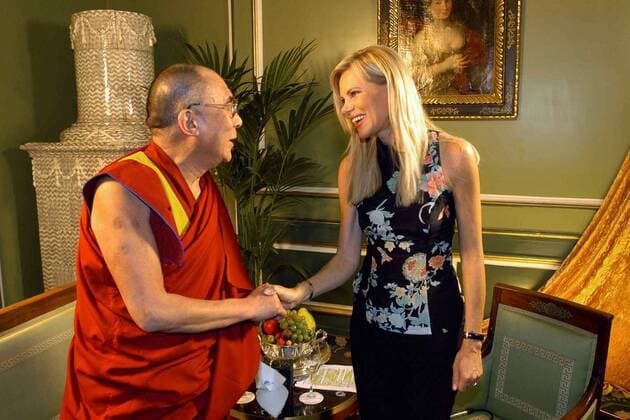 Der 14. Dalai Lama (CHN Tibet Religiöses und politisches Oberhaupt der buddhistischen Tibeter) wird von Moderatorin Nina Ruge (GER) im Hotel Bayerischer Hof München begrüßt