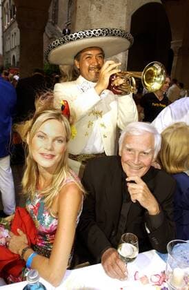 UNICEF-Botschafter Joachim -Blacky- Fuchsberger und Moderatorin Nina Ruge (beide GER) mit mexikanischem Mariachi anlässlich der UNICEF-Gala -Fiesta Latina- in München