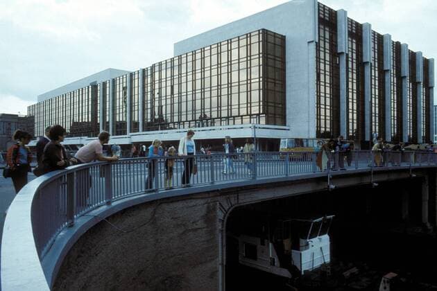 Palast der Republik - Fußgänger schauen von der Brücke auf ein Schiff auf der Spree