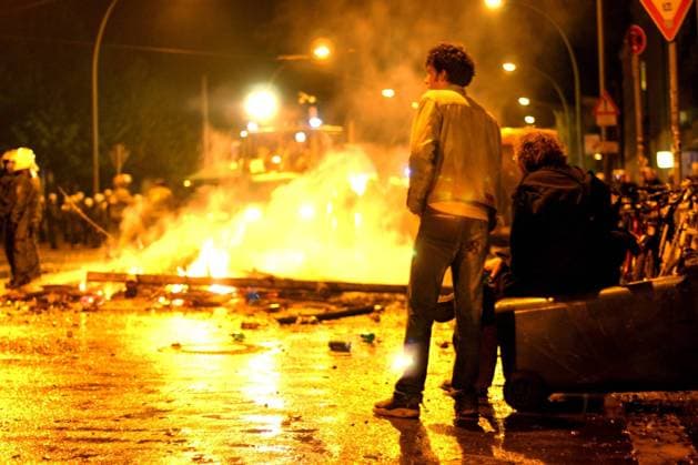 1. Mai in Berlin - brennende Straße am Mauerpark