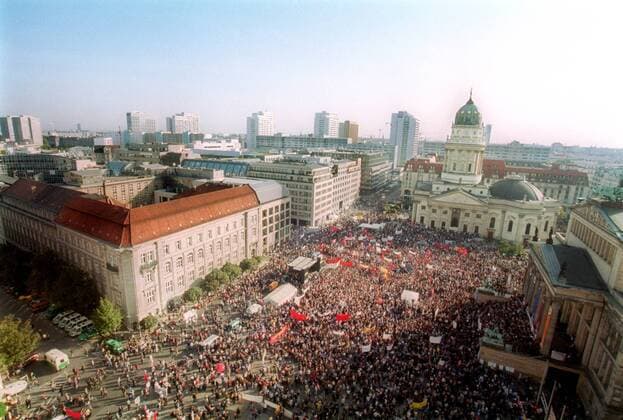 Friedensdemonstration gegen den Krieg in Afghanistan auf dem Berliner Gendarmenmarkt
