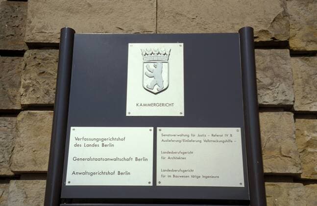 Schilder am Eingang des Kammergerichts in Berlin-Schöneberg