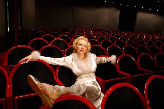 Schauspielerin Sunnyi Melles (LUX) im Zuschauerraum des Münchner Residenz-Theaters