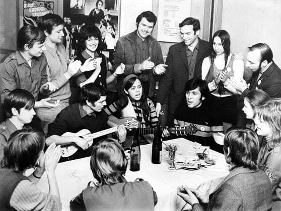 Studenten singen ausgelassen zu Gitarrenklängen in gemütlicher Runde anlässlich der 10. Weltfestspiele in Berlin - DDR