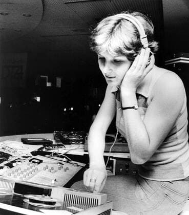 Plattenunterhalterin Sabine Scharrschmidt (GDR) sorgt für die richtige Musik in einer Berliner Disko