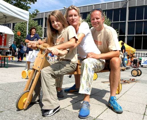 Schauspielerin Maria Furtwängler (Mitte) und Schauspieler Axel Milberg (beide GER) fahren zusammen mit der kleinen Zsa Zsa (11 Jahre alt) auf einem Dreirad anlässlich des Aktionstages -Mein Kind ist unschlagbar- der Stiftung -Bündnis für Kinder gegen Gewalt-