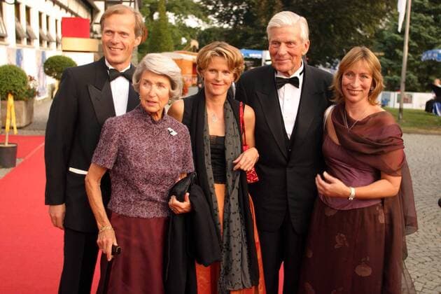 Walther Leisler Kiep (2.v.re., GER CDU) mit seiner Familie auf dem Schafhof-Festival zugunsten von UNICEF in Kronberg
