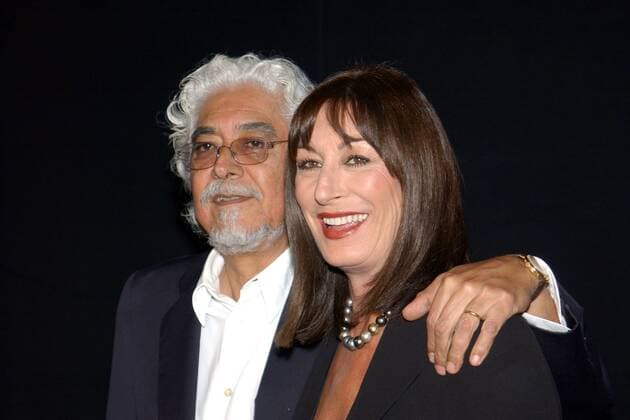 Schauspieler Robert Graham (li.) und Schauspielerin Anjelica Huston (beide USA) anlässlich der Ehrung Giorgio Armanis mit dem -Rodeo Drive Walk of Style- Award in Hollywood
