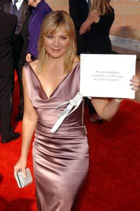 Schauspielerin Kim Cattrall (USA) anlässlich der -Primetime Creative Arts Emmy Awards 2003- mit einem Entschuldigungsschild bezüglich ihrer Laryngitis