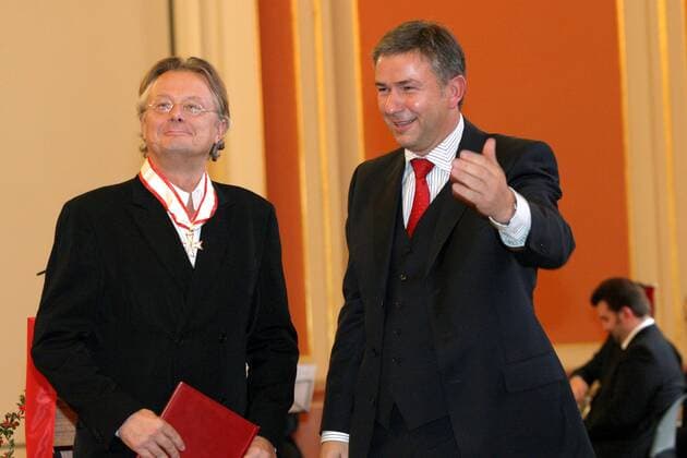 Klaus Wowereit (re., SPD Regierender Bürgermeister von Berlin) und Intendant Frank Castorf (beide GER) anlässlich seiner Verleihung des Verdienstordens des Landes Berlin im Roten Rathaus