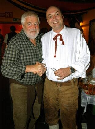 Produzent Moritz Borman (re., USA Vorsitzender und CEO Intermedia Films) und Produzent Matthias Deyle (GER Geschäftsführer TNF Tele Norm Film GmbH) geben sich die Hand auf dem Münchner Oktoberfest