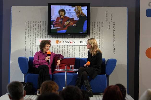 Berühmte Feministinnen, Margaret Atwood Margaret Atwood (li. CAN Schriftstellerin) im Gespräch mit Miriam Böttger (GER Redakteurin Aspekte ZDF) - Buchmesse 2003 in Frankfurt am Main