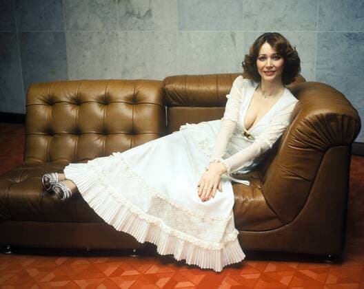 Sängerin Regina Thoss (GDR) im weißen Kleid auf der Couch