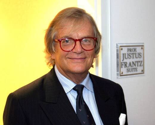 Dirigent Justus Frantz (GER) vor dem Türschild seiner eigenen Suite, der -Prof. Justus Frantz Suite- im Steigenberger Hotel Sonnenhof , anlässlich des - Festivals der Nationen 2003 - in Bad Wörishofen