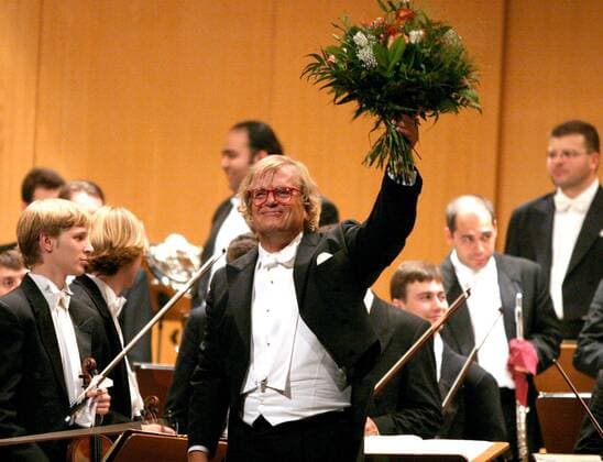 Dirigent Justus Frantz (GER) lässt sich mit Blumenstrauß feiern anlässlich des -Festivals der Nationen 2003- in Bad Wörishofen