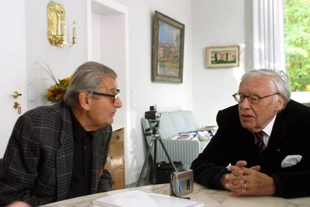 Fotograf Helmut Newton (li.) im Gespräch mit Kunstsammler Heinz Berggruen (beide GER) anlässlich der Übergabe von Newtons Fotosammlung an die Stadt Berlin