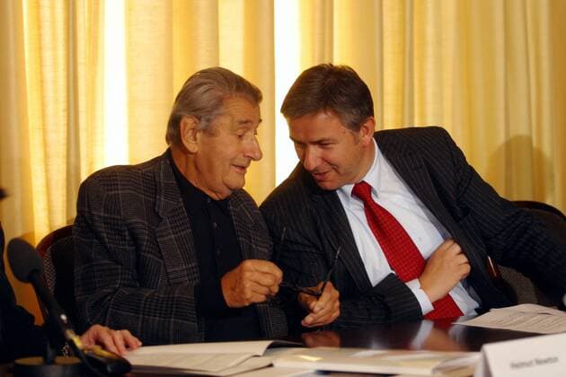 Fotograf Helmut Newton (li.) im Gespräch mit Klaus Wowereit (beide GER SPD Regierender Bürgermeister von Berlin) anlässlich der Übergabe von Newtons Fotosammlung an die Stadt Berlin