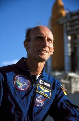 Astronaut Gerhard Thiele (GER) vor einer Abschussrampe im John F. Kennedy Space Center in Cape Canaveral