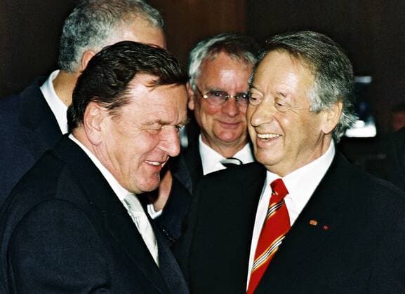 Bundeskanzler Gerhard Schröder (li. GER SPD) und Paul Spiegel (re. GER Präsident Zentralrat der Juden) anlässlich der Paralympics-Night in Düsseldorf