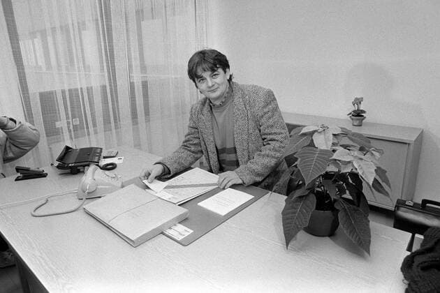 Joschka Fischer (GER Die Grünen Umweltminister Hessen) an seinem ersten Arbeitstag in seinem Büro in Frankfurt