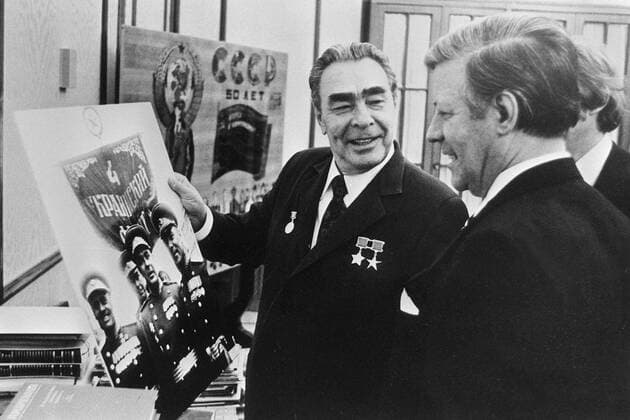 Leonid Breschnew (li. UDSSR KPDSU Generalsekretär) und Helmut Schmidt (re. GER SPD Bundeskanzler) schauen sich ein Armeebild an - Staatsbesuch in Moskau