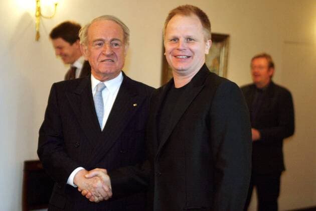 Bundespräsident Johannes Rau (li. GER SPD) empfängt den Sänger Herbert Grönemeyer (GER) anlässlich des Spendenaufrufes für das Hilfsprojekt -Gemeinsam für Afrika- in der Villa Hammerschmidt