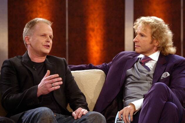 Moderator Thomas Gottschalk (re.) mit Sänger Herbert Grönemeyer (beide GER) während der ZDF-Show -Wetten, dass...?- in Graz