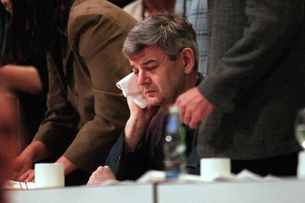 Bundesaußenminister Joschka Fischer (GER Bündnis90 Die Grünen) drückt sich nach der Farbbeutelattacke ein Taschtuch an sein lädiertes Ohr