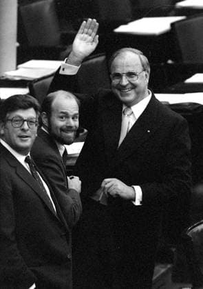 Helmut Kohl (re. GER CDU Fraktionsvorsitzender) lacht unter den Augen von Philipp Jenninger (li., GER CDU) vor der Vereidigung zum Bundeskanzler in Bonn