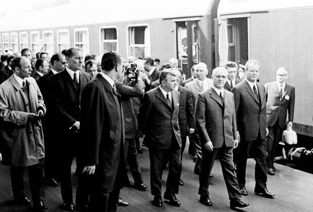 Bundeskanzler Willy Brandt (2.v.re. GER SPD) und Willi Stoph (3.v.re. GDR Vorsitzender des Ministerrates der DDR) auf dem Kasseler Bahnhof anlässlich der -Kasseler Gespräche-