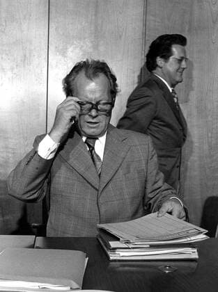 Bundeskanzler Willi Brandt (vorn) an einem Schreibtisch mit Akten und sein Referent Günter Guillaume (beide GER SPD)