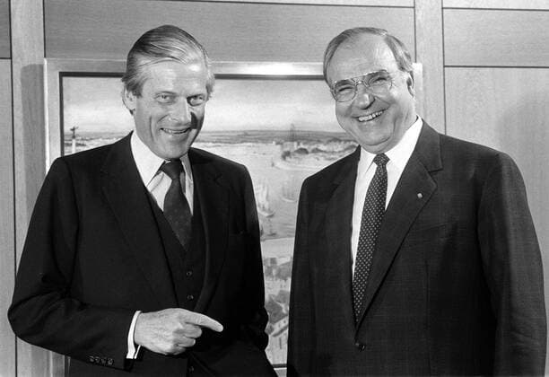 Dr. Helmut Kohl (re. GER CDU Bundeskanzler) und Walter Leisler-Kiep (GER CDU Schatzmeister) lachend im Bundeskanzleramt, dabei zeigt Leisler-Kiep auf Dr. Kohl - Bonn