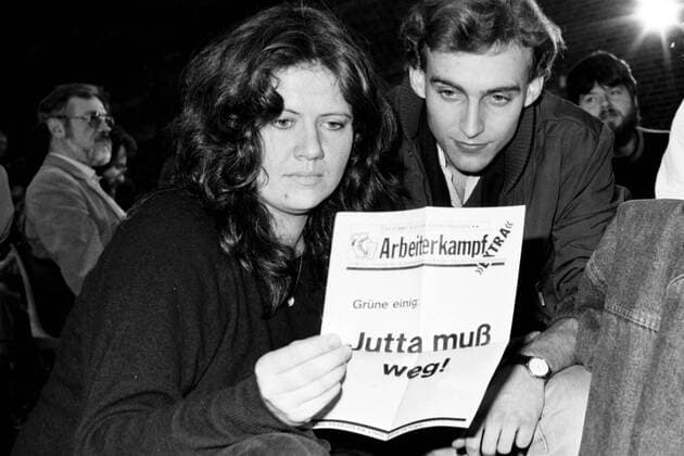Jutta Ditfurth (li. GER Die Grünen) liest ein Plakat mit dem Schriftzug -Jutta muss weg-
