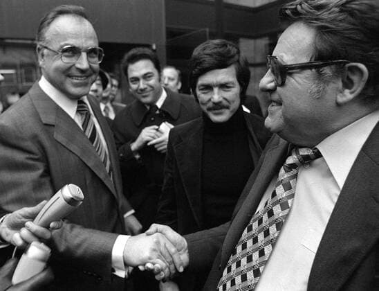 Helmut Kohl (li. Vorsitzender der CDU CSU Bundestagsfraktion) und Franz Josef Strauss (CSU) nach ihrem ersten Gespräche nach dem - Kreuther Beschluss - vor dem Haus der Baden Württembergischen Landesvertretung in Bonn