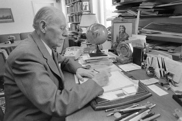 Reinhard Gehlen (GER Geheimdienst-General a.D.) zu Hause an seinem Schreibtisch in Berg