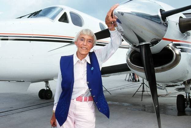 Beate Uhse (GER Gründerin der Beate Uhse AG) steht vor ihrem Privatjet