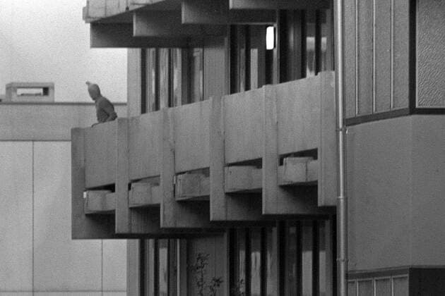 Maskierter palästinensischer Geiselnehmer auf dem Balkon eines Bungalows im Olympischen Dorf - Geiselnahme israelischer Sportler am Rande der Olympischen Spiele 1972 in München