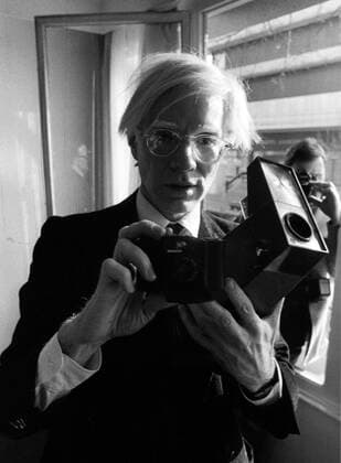 Künstler Andy Warhol (USA) mit seiner Kamera