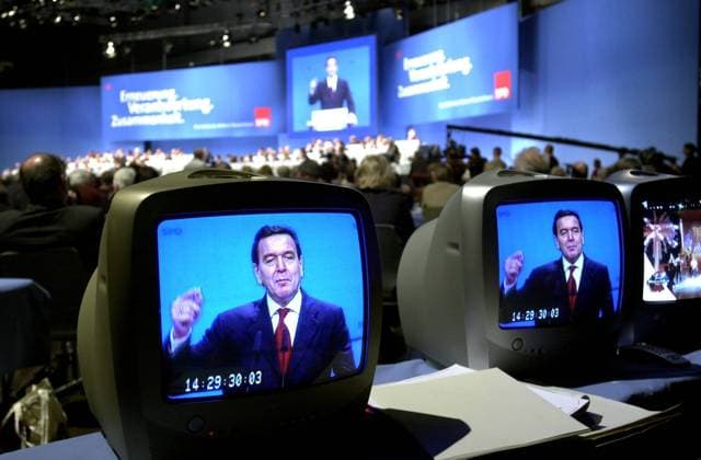 Bundeskanzler Gerhard Schröder (GER SPD) auf Fernsehmonitoren während seiner Rede anlässlich des Bundesparteitages der SPD in Nürnberg