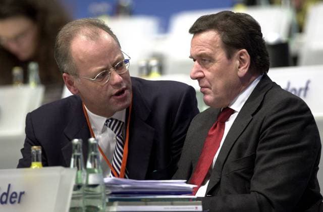 Bundeskanzler Gerhard Schröder (re.) und Rudolf Scharping (beide GER SPD Bundesminister für Verteidigung) während des Bundesparteitages der SPD in Nürnberg