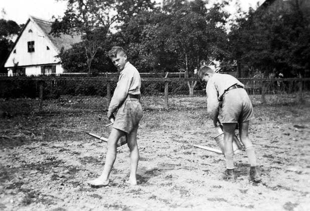 Hitlerjungen bewässern einen Acker in Skuldeinen - Ostpreußen