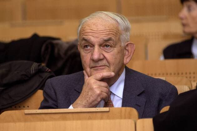 Publizist Prof. Alfred Grosser (FRA) reibt sich das Kinn anlässlich der Veranstaltung -Scientist in Residence- in Essen